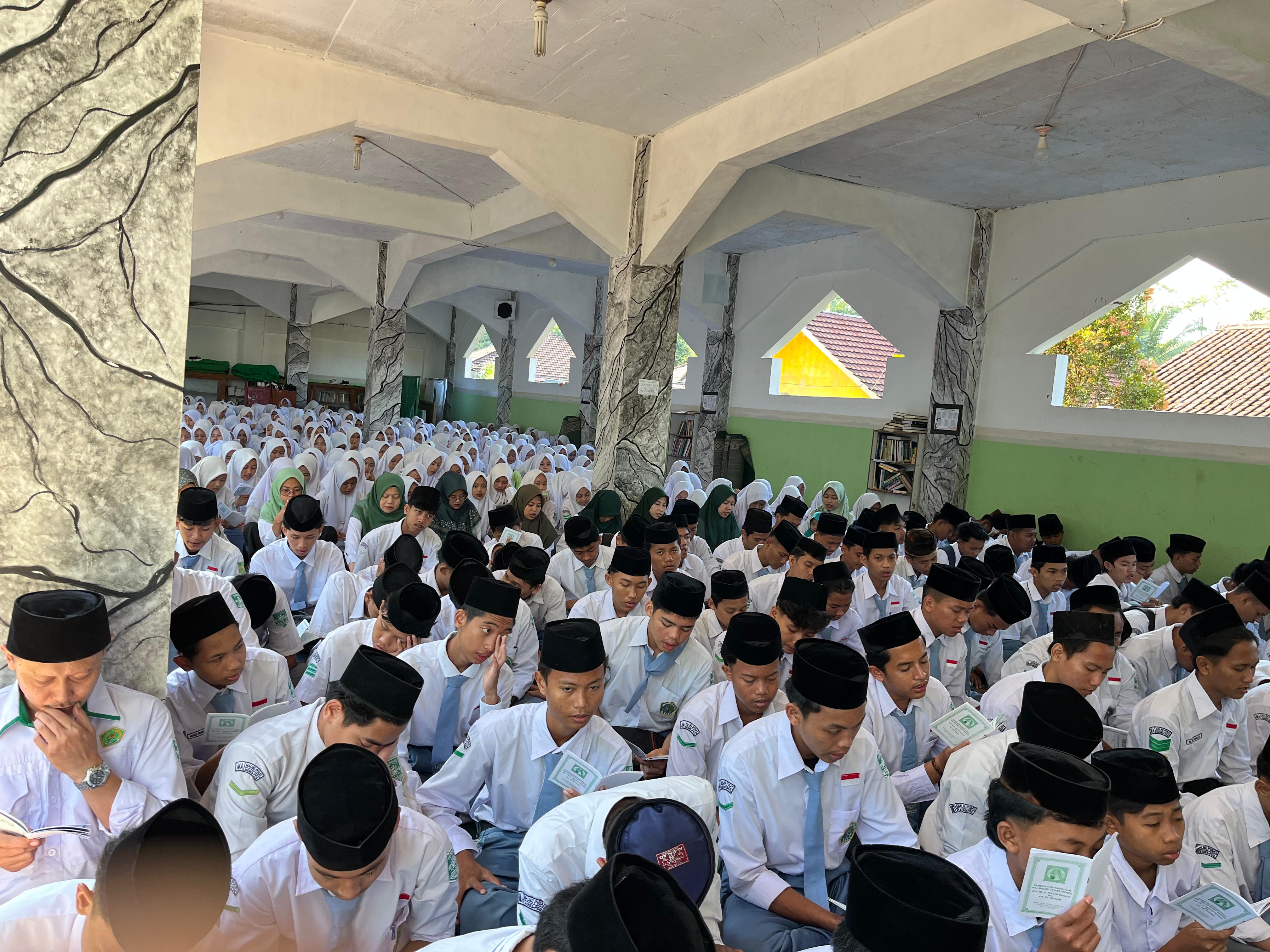 Kegiatan Spiritual Senin Pagi: Istighosah Siswa, Guru, dan Staf Madrasah Aliyah MALNU Pusat Menes