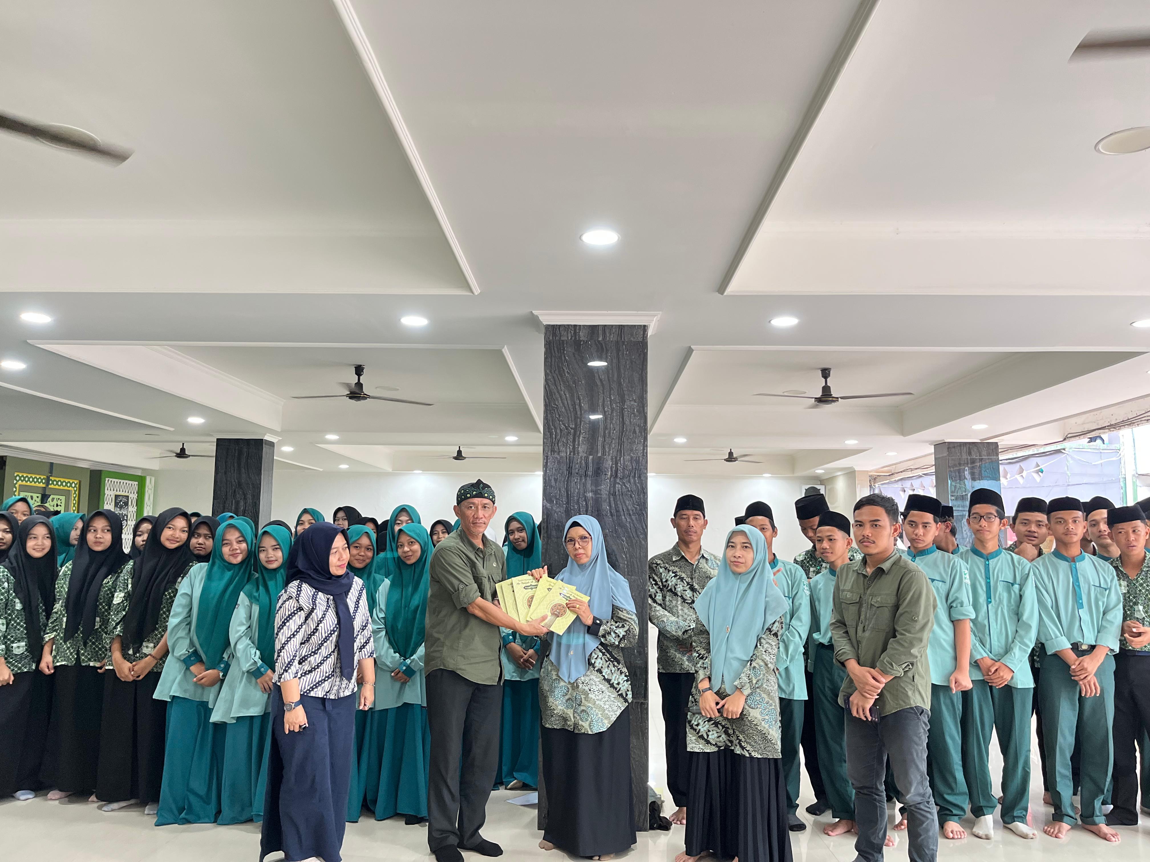 Dekatkan Siswa dengan Sejarah, DPK Banten Gelar Layanan Mobil Sadar Arsip di MA Malnu Pusat Menes dan Belajar Sejarah Lewat Arsip: MA Malnu Pusat Menes Jadi Tuan Rumah Layanan SIPLING Banten