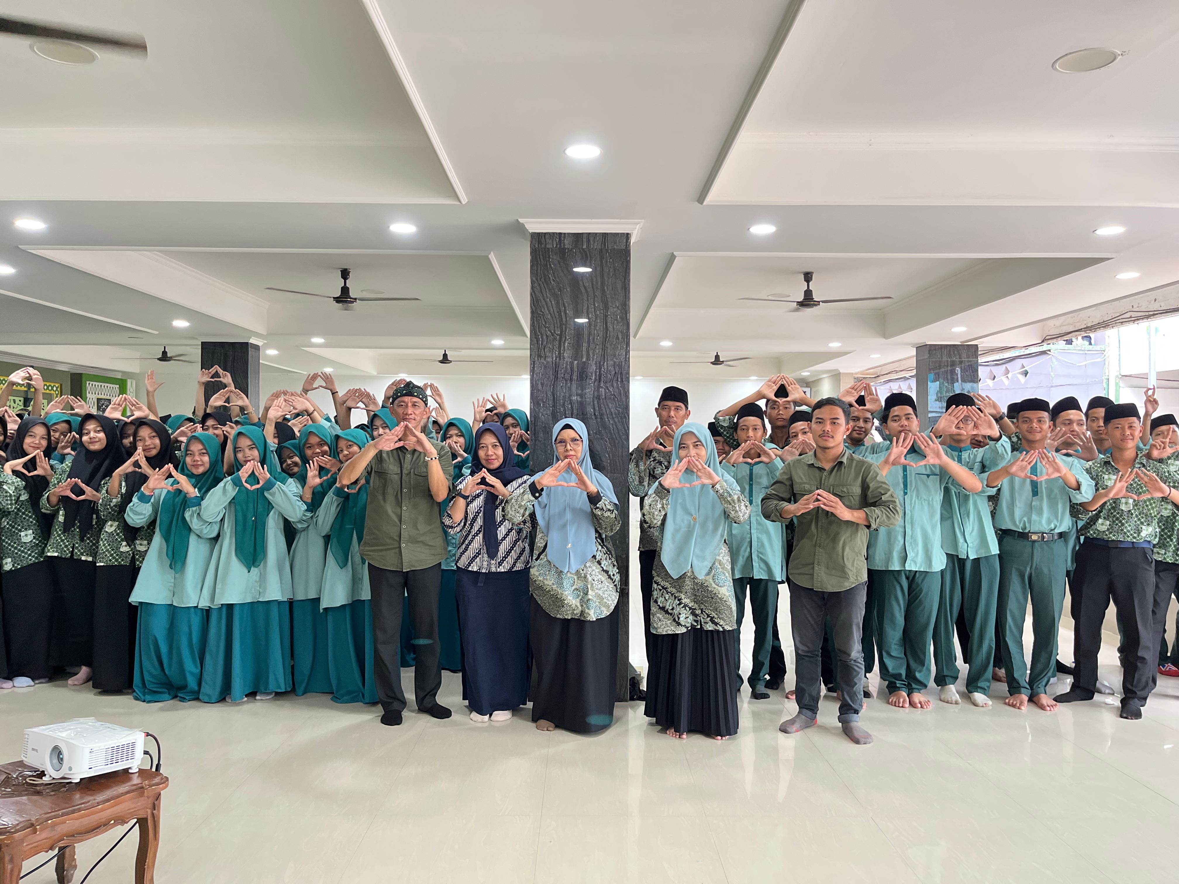 Dekatkan Siswa dengan Sejarah, DPK Banten Gelar Layanan Mobil Sadar Arsip di MA Malnu Pusat Menes dan Belajar Sejarah Lewat Arsip: MA Malnu Pusat Menes Jadi Tuan Rumah Layanan SIPLING Banten