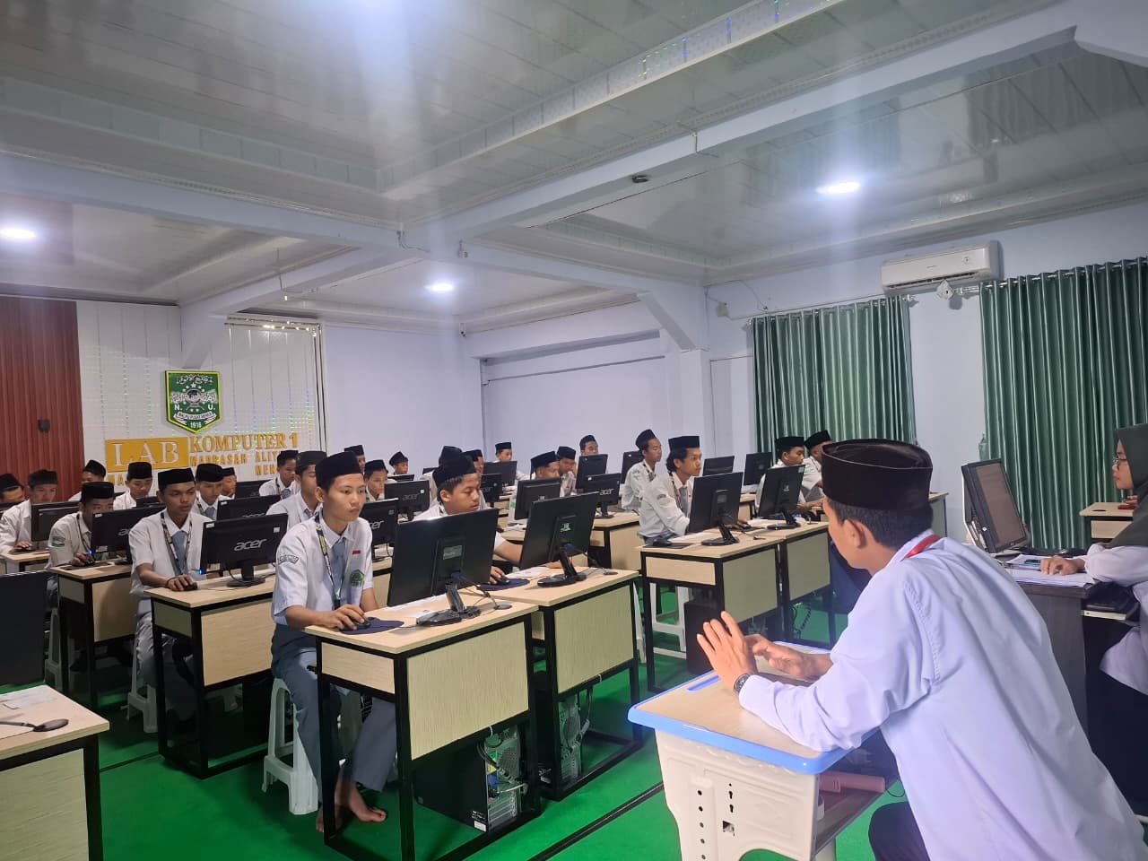 266 Siswa/i Kelas XII Madrasah Aliyah MALNU Pusat Menes Ikuti Tes Kompetensi Akademik (TKA)